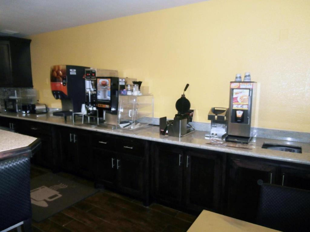Americas Best Value Inn & Suites Thief River Falls Kültér fotó